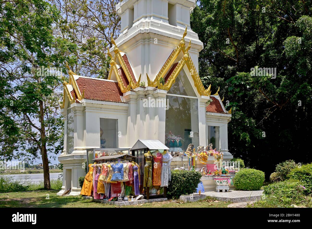 Superstizione. I terreni sacri del tempio credevano di possedere lo spirito di una donna deceduta, adornata con abiti tradizionali per il suo piacere. Thailandia Foto Stock