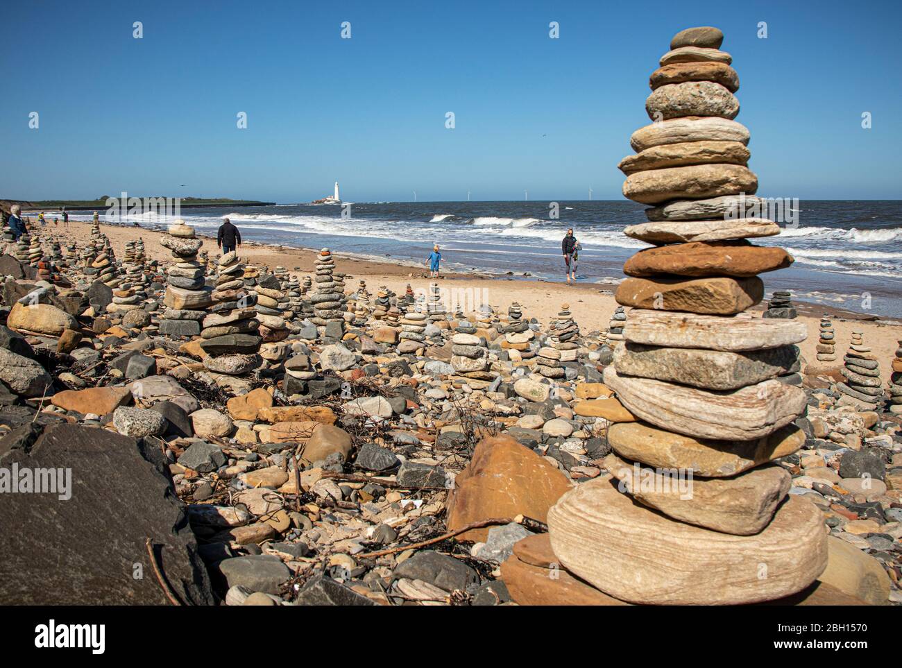 Campo di pietra prodotto durante lo scoppio di Covid-19, spiaggia di Whitley Bay, Tyne e usura, Inghilterra. REGNO UNITO. GB. Foto Stock
