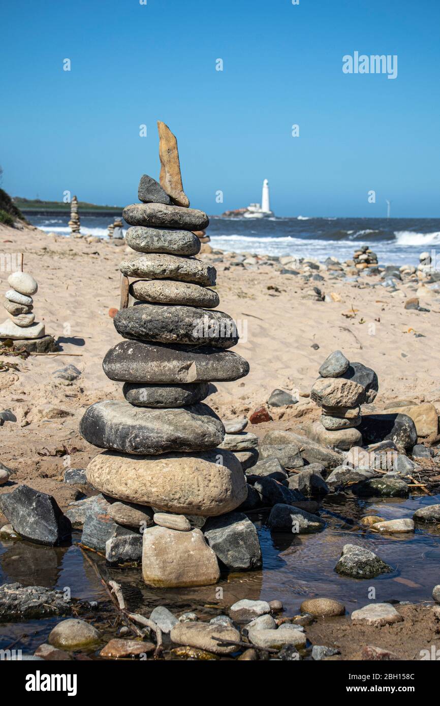 Campo di pietra prodotto durante lo scoppio di Covid-19, spiaggia di Whitley Bay, Tyne e usura, Inghilterra. REGNO UNITO. GB. Foto Stock