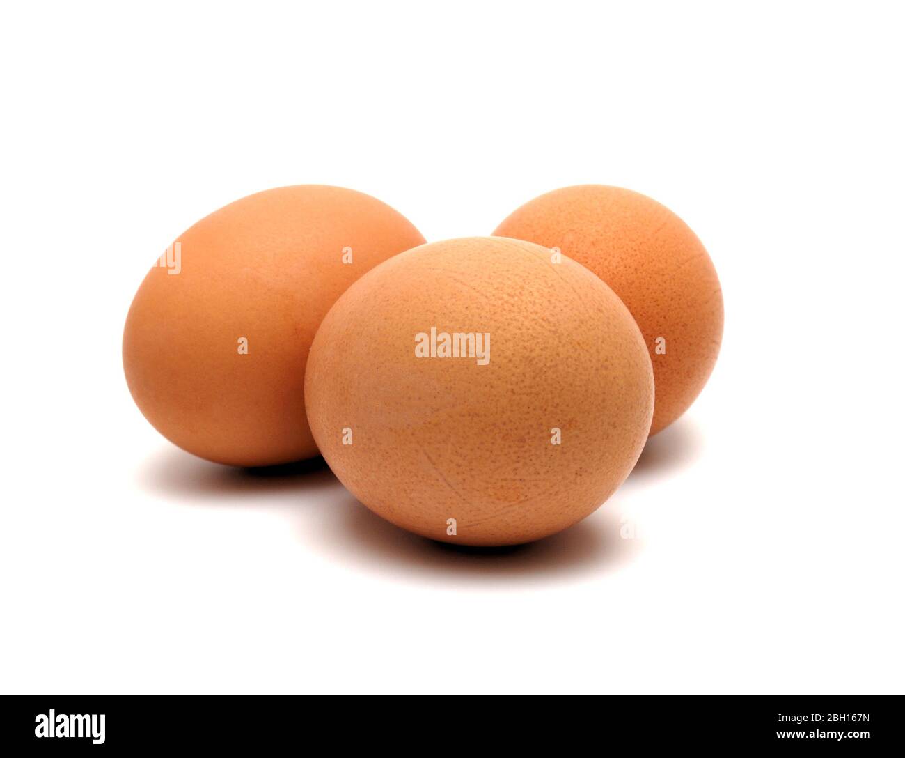 Tre uova di pollo su uno sfondo bianco largly Foto Stock