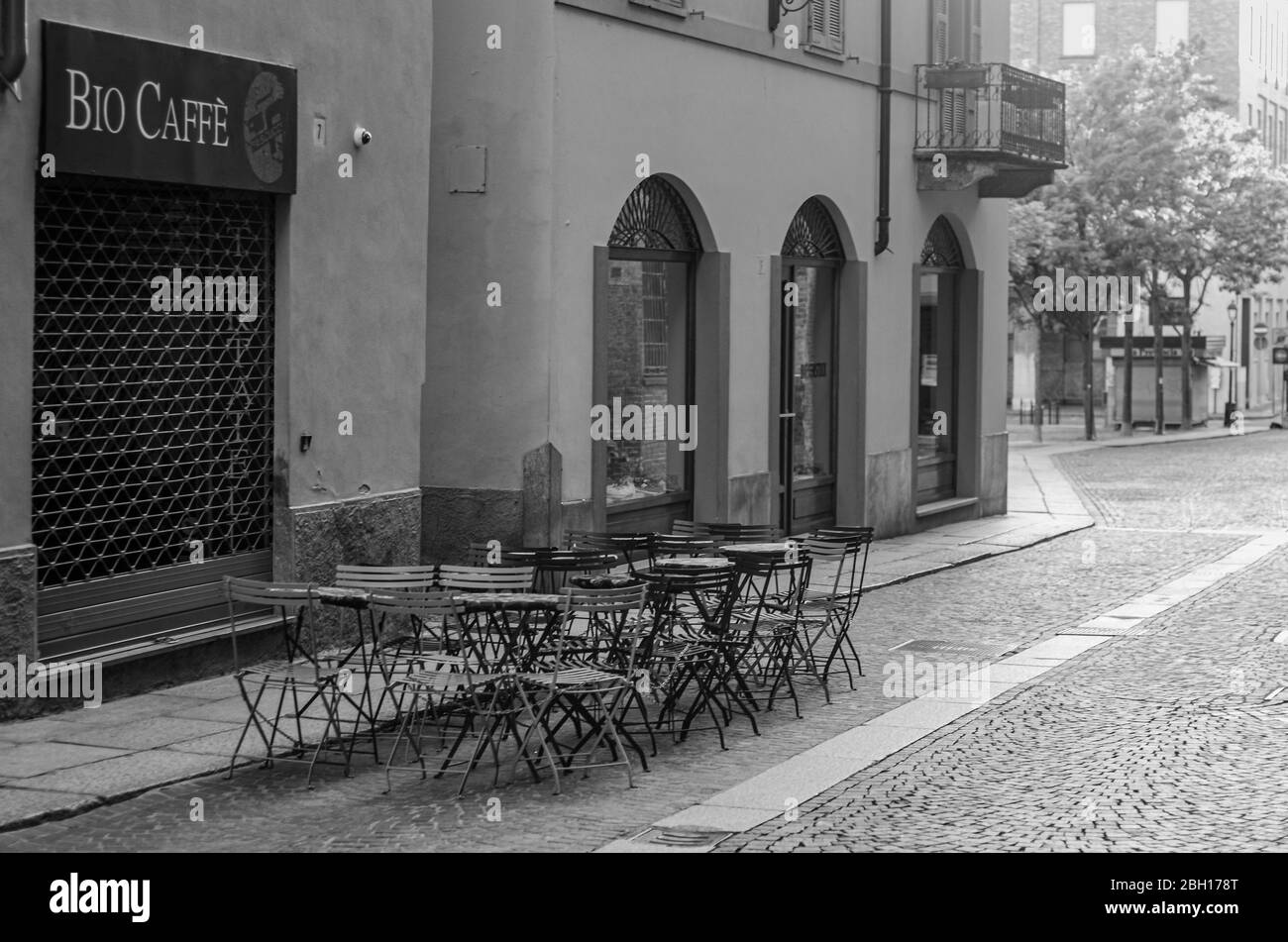 Cremona, Lombardia, Italia - 22 Aprile 2020 - città vuota e bar chiuso, caffè, ristoranti, posti a sedere all'aperto arrugginiti durante il coronavirus City Lock Foto Stock