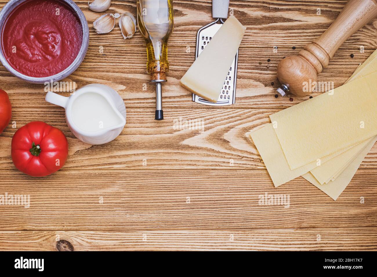Ingredienti per la preparazione di lasagne tradizionali. Foto Stock