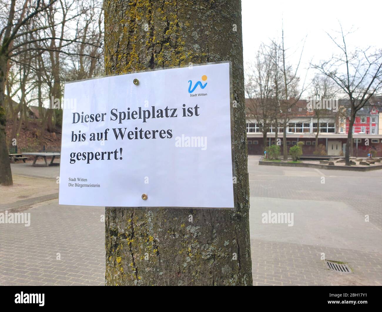 Parco giochi chiuso con cartello, corona Crisis 2020, Germania, Renania settentrionale-Vestfalia, Ruhr Area, Witten Foto Stock