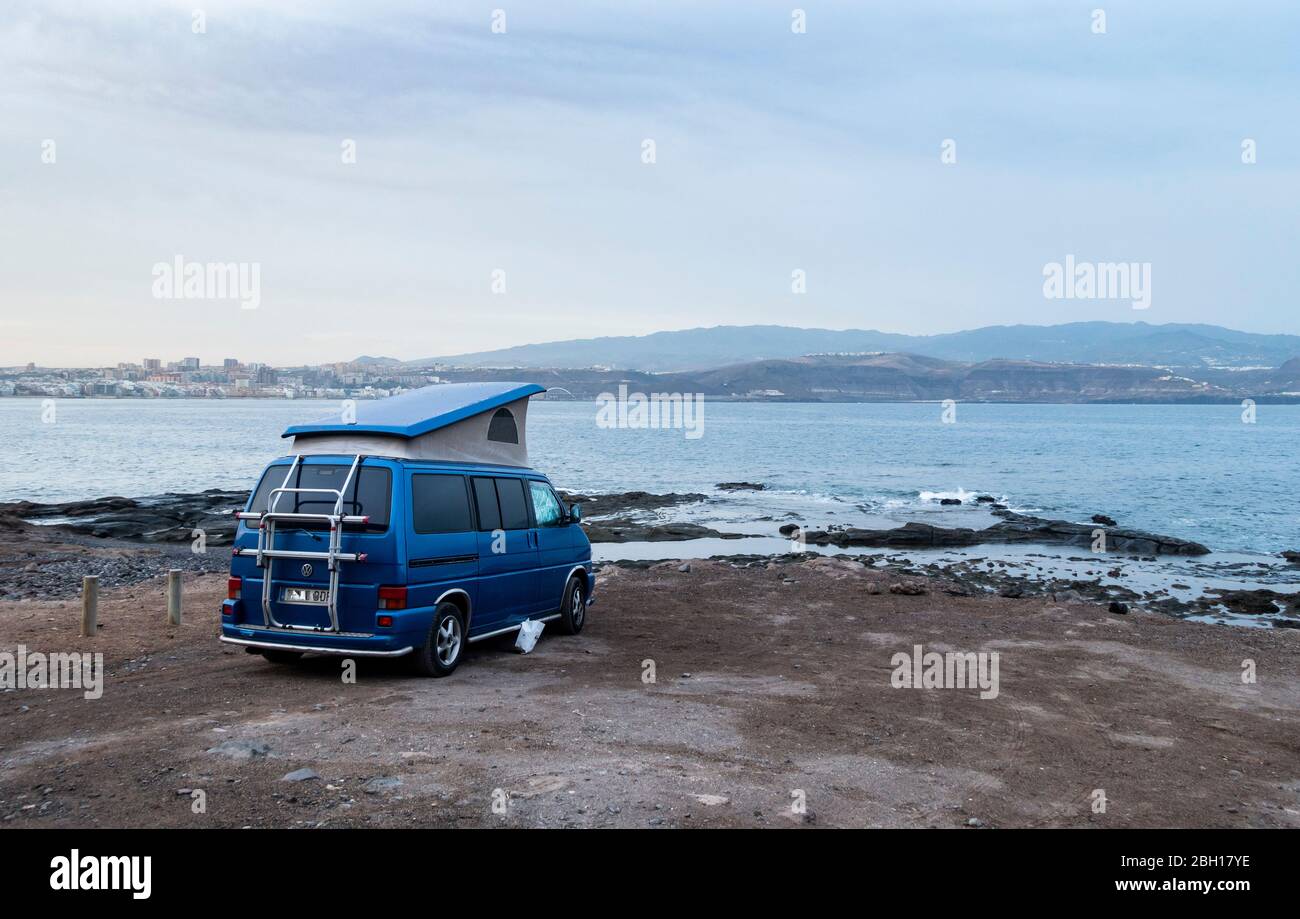 VW, Volkswagen camper con tetto rialzato parcheggiato con vista sul mare. Foto Stock