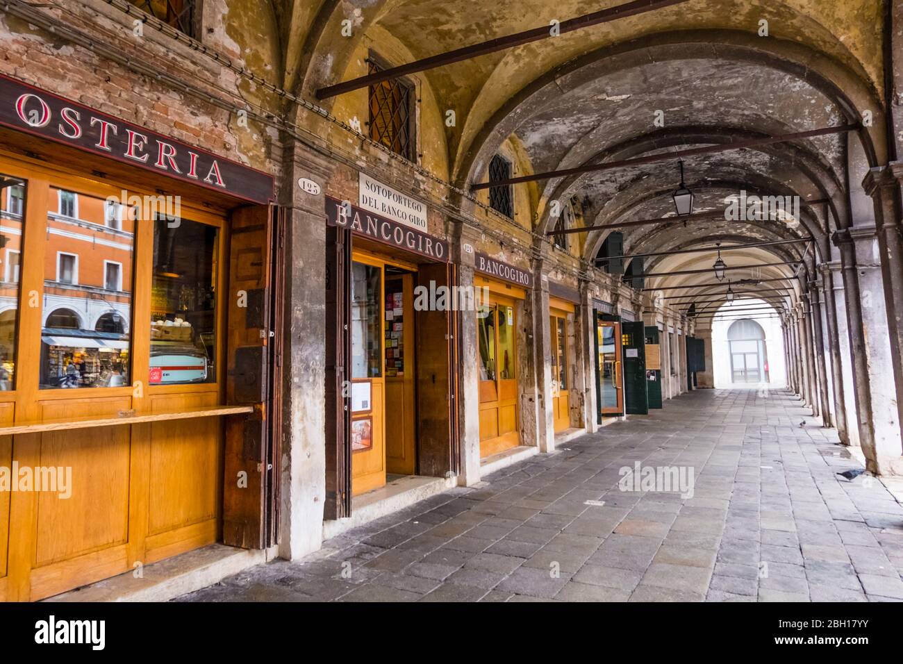 Ristoranti e wine bar in passaggi a volta, mercato di Rialto, quartiere San Polo, Venezia, Italia Foto Stock