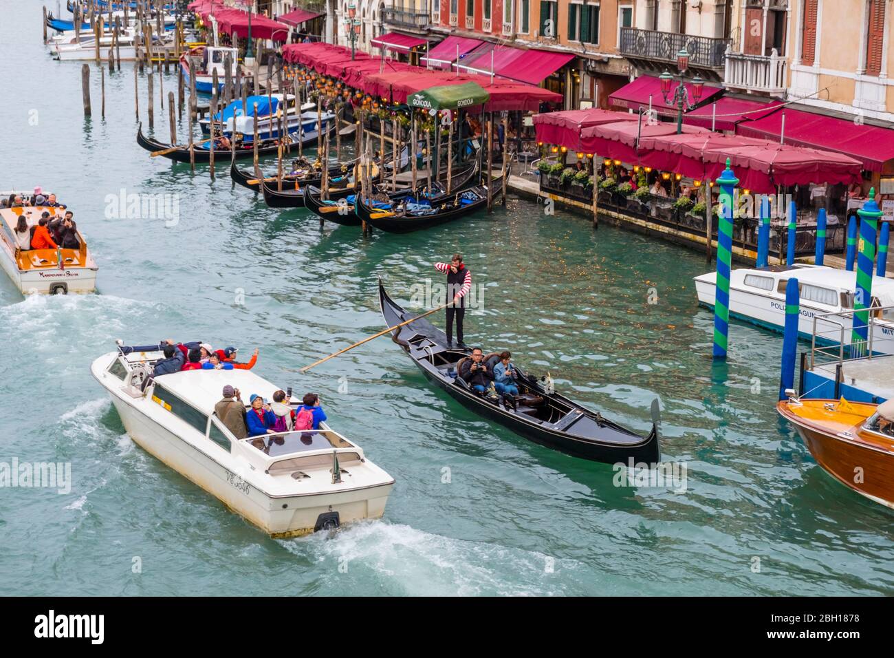 Taxi d'acqua e gondola, al ponte di Rialto, Riva del Vin, San Polo, Venezia, Italia Foto Stock