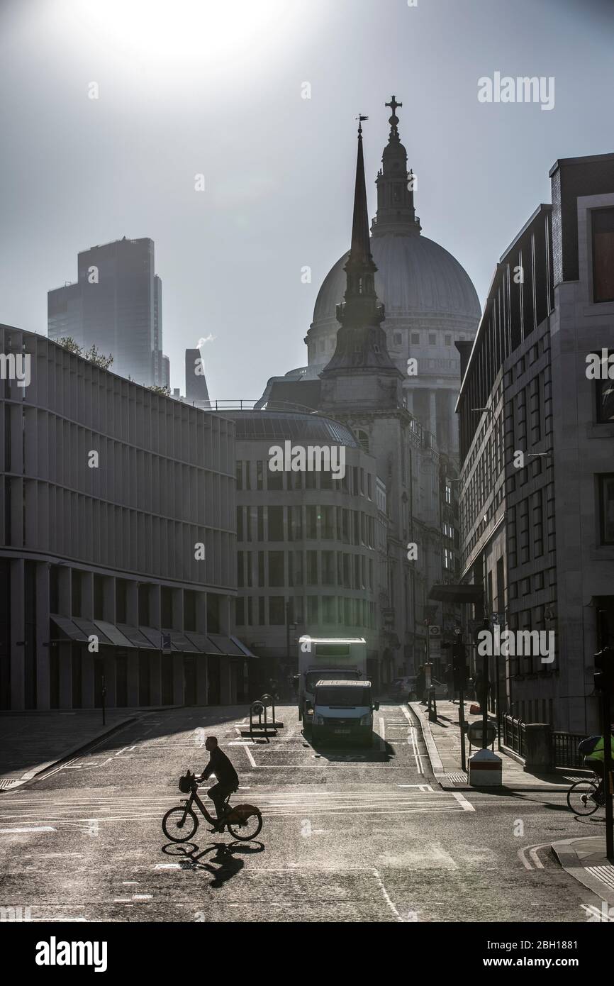 Londra, Regno Unito. 23 aprile 2020. Londra, Regno Unito. 23 aprile 2020. Un pendolari soleggiato attraversa Ludgate Circus all'inizio di questa mattina sotto la cattedrale di St Paul nella città di Londra, poiché le misure di blocco devono essere attenuate nelle prossime tre o quattro settimane in mezzo al coronavirus affinché l'economia possa riprendersi. City of London Lockdown, England, United Kingdom 23 Aprile 2020 Credit: Jeff Gilbert/Alamy Live News Foto Stock