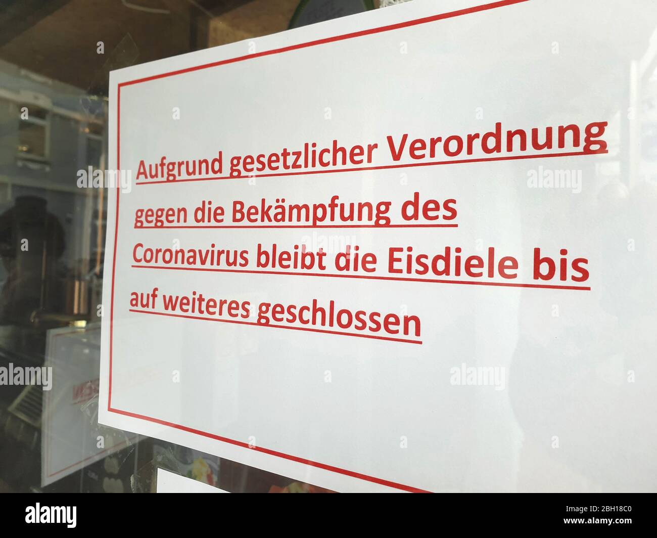 Cartello a vetro di un gelateria vicino, corona Crisis 2020, Germania Foto Stock