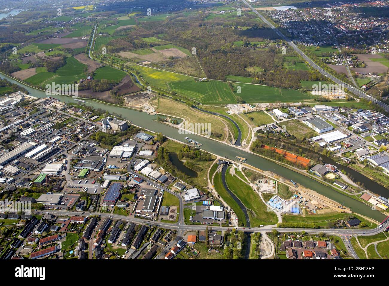 Flusso di canali e sponde fluviali della navigazione fluviale Rhein-Herne-Kanal in Castrop-Rauxel, 18.04.2016, vista aerea, Germania, Nord Reno-Westfalia, Ruhr Area, Castrop-Rauxel Foto Stock