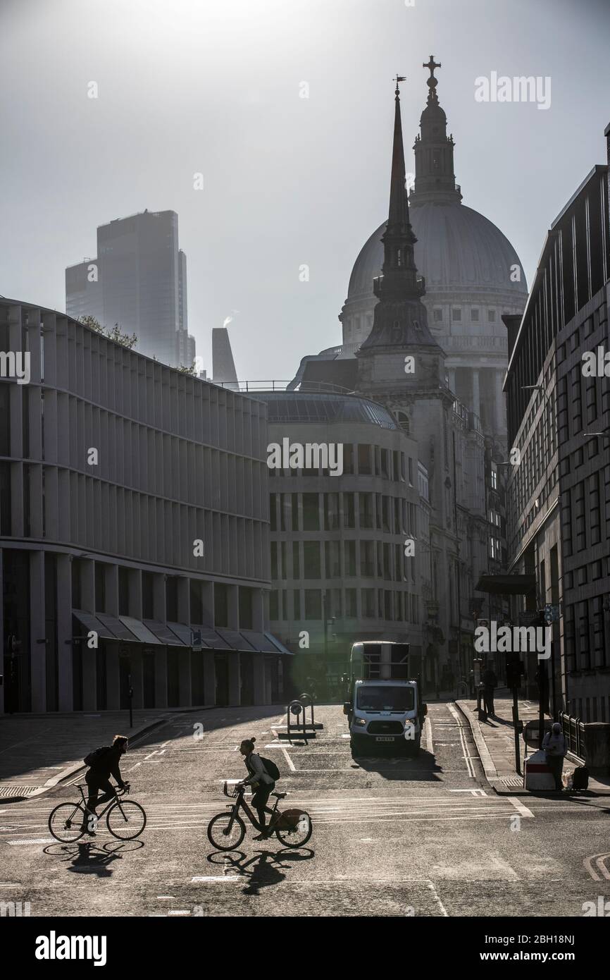 Londra, Regno Unito. 23 aprile 2020. Un raro sito di ciclisti pendolari a Ludgate Circus questa mattina, sotto la Cattedrale di St Paul nella City of London, poiché le misure di blocco devono essere alleggerite nelle prossime tre o quattro settimane in mezzo a coronavirus per la ripresa dell'economia. City of London Lockdown, England, United Kingdom 23 Aprile 2020 Credit: Jeff Gilbert/Alamy Live News Foto Stock