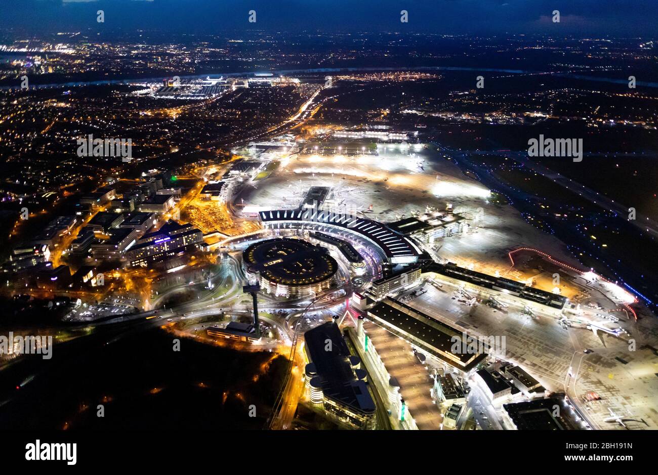 Aeroporto di Duesseldorf di notte, 18.01.2020, vista aerea, Germania, Renania Settentrionale-Vestfalia, basso Reno, Dusseldorf Foto Stock