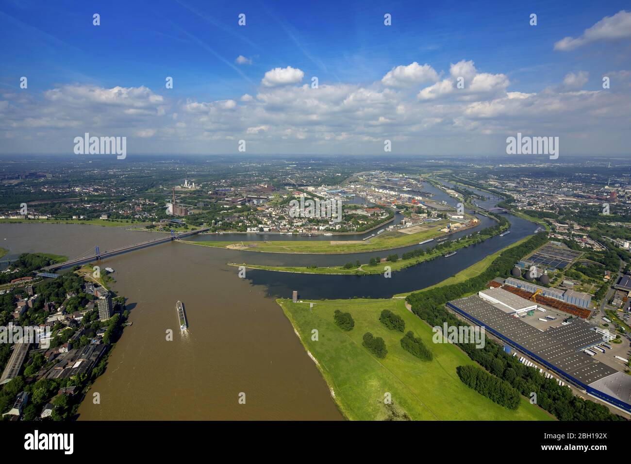 Il fiume Reno marrone si mescola con l'acqua pulita del fiume Ruhr all'estuario della Ruhr a Duisburg, 09.06.2016, vista aerea, Germania, Nord Reno-Westfalia, Area della Ruhr, Duisburg Foto Stock