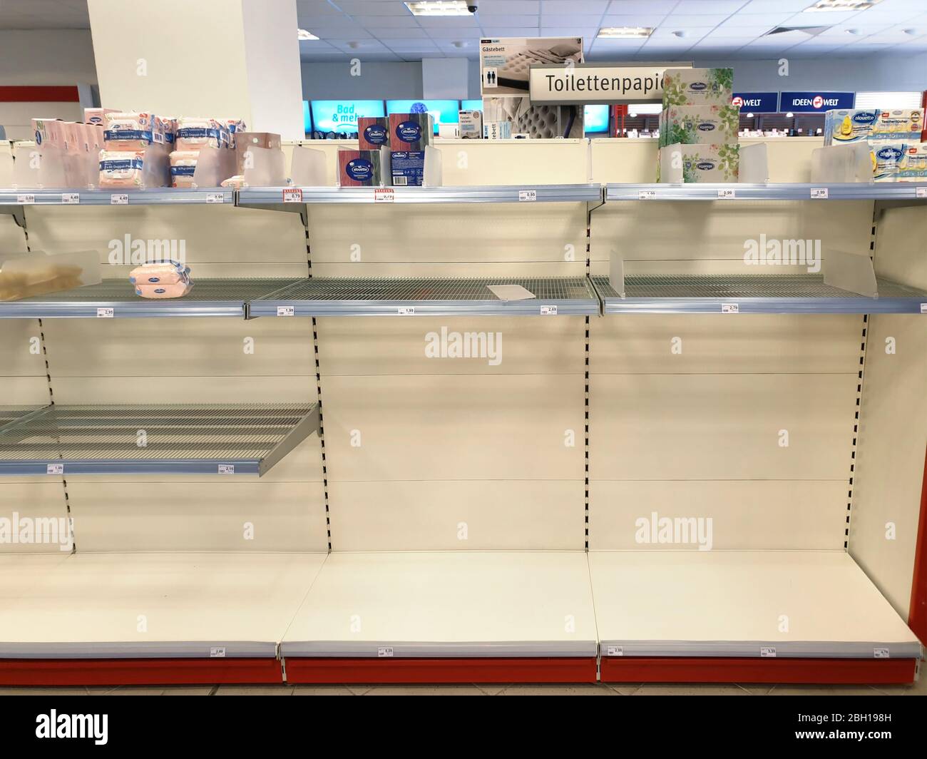 Rack vuoto in un supermercato mentre panico acquisto a corona crisi, Germania, Nord Reno-Westfalia Foto Stock