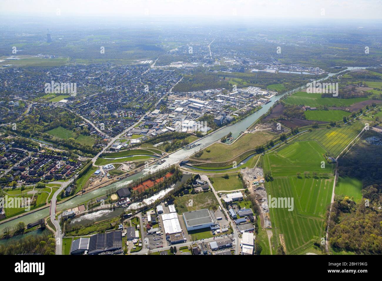 Flusso di canali e sponde fluviali della navigazione fluviale Rhein-Herne-Kanal in Castrop-Rauxel, 18.04.2016, vista aerea, Germania, Nord Reno-Westfalia, Ruhr Area, Castrop-Rauxel Foto Stock