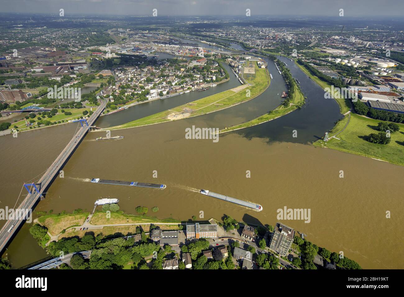 Il fiume Reno marrone si mescola con l'acqua pulita del fiume Ruhr all'estuario della Ruhr a Duisburg, 09.06.2016, vista aerea, Germania, Nord Reno-Westfalia, Area della Ruhr, Duisburg Foto Stock