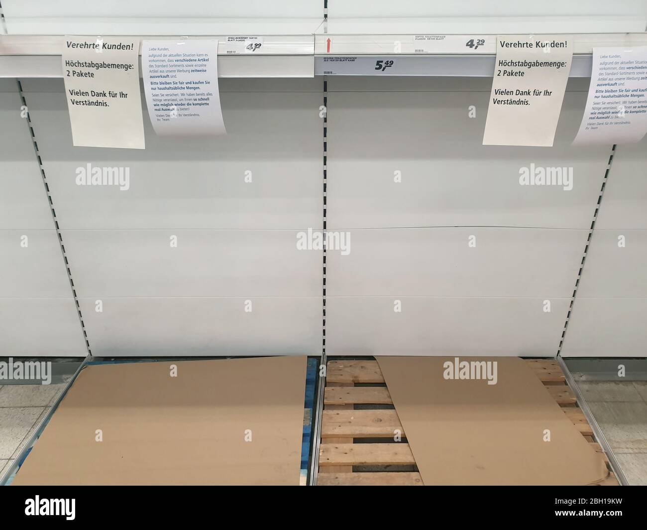 Rack vuoto in un supermercato mentre panico acquisto a corona crisi, Germania, Nord Reno-Westfalia Foto Stock