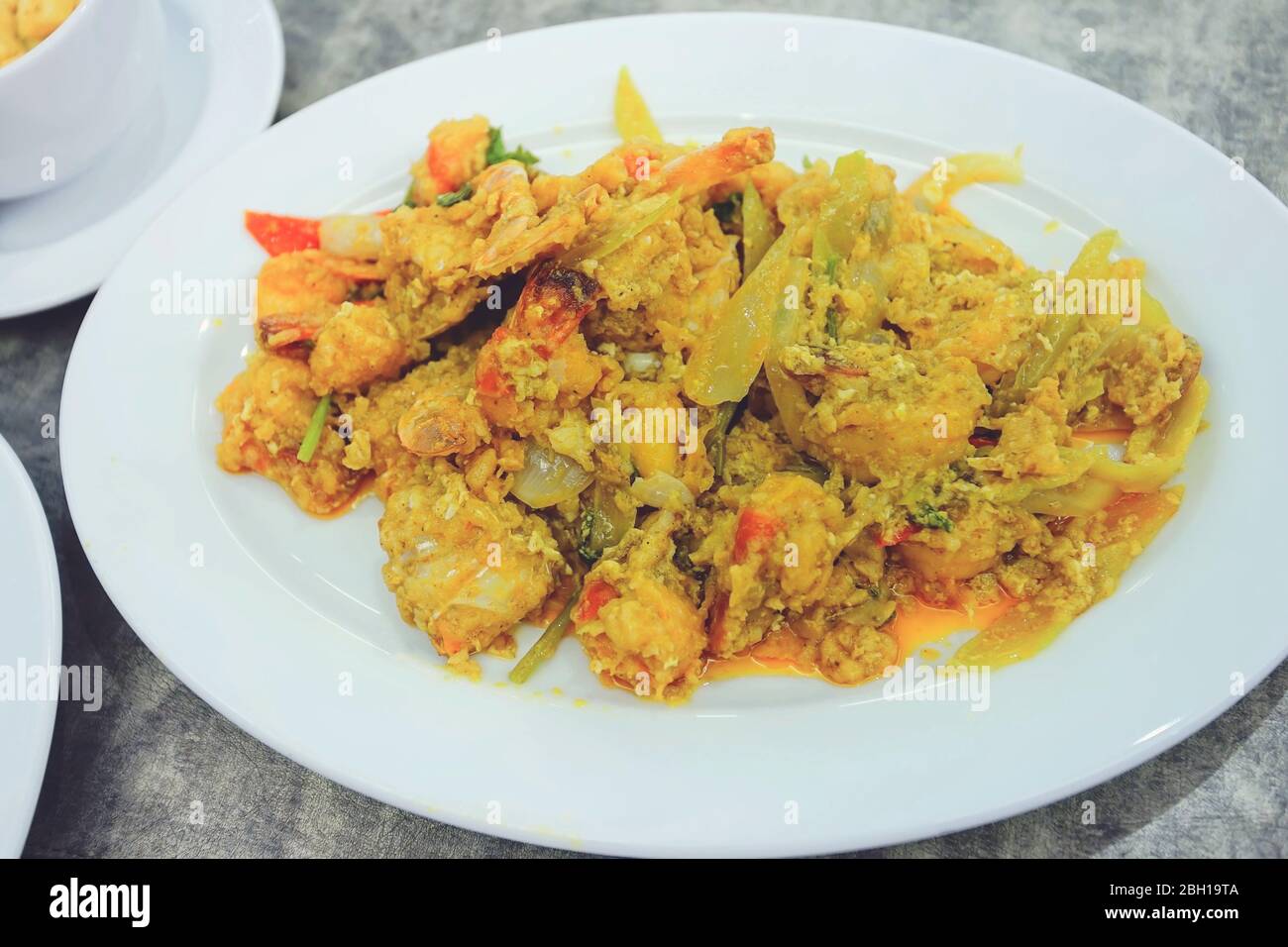 Chiuso il colpo Stir Fried granchio e gamberi con polvere di curry. Foto Stock