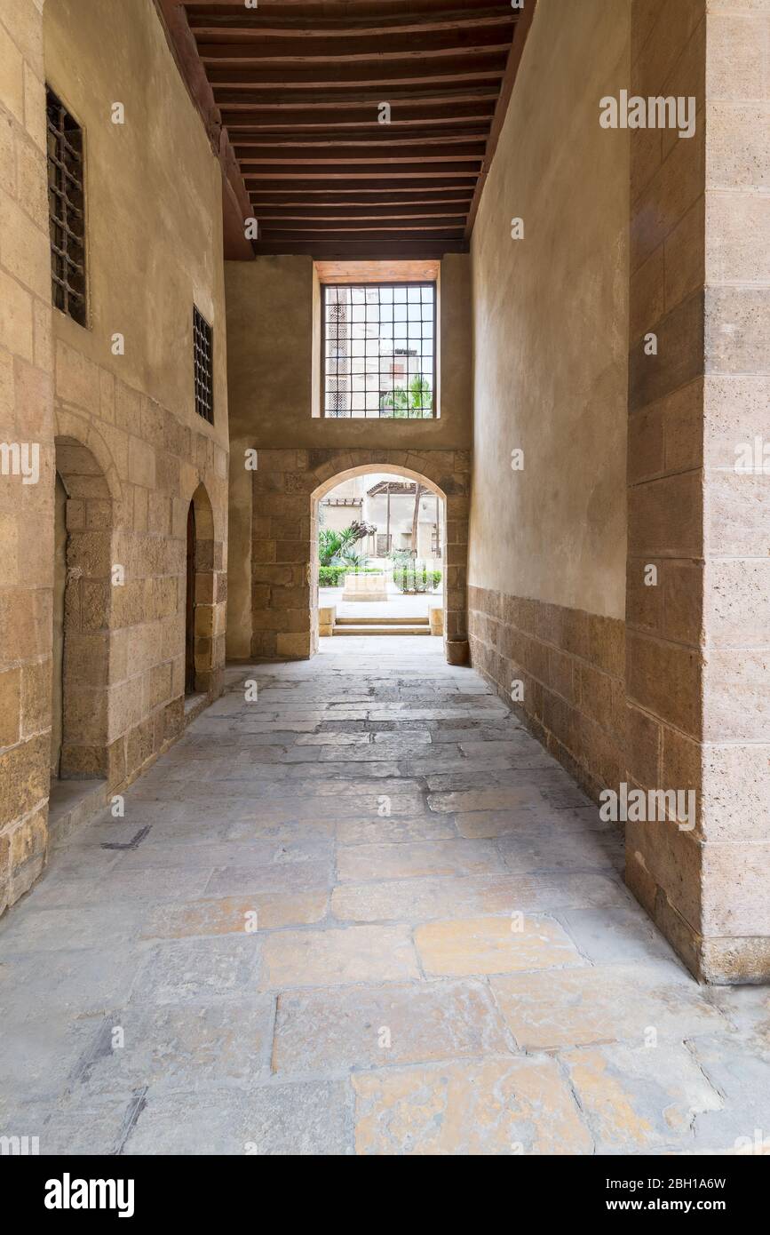 Passaggio di mattoni di pietra che conduce al cortile della storica Beit El Sehemy casa situata in via Moez, quartiere Gamalia, il Cairo, Egitto Foto Stock