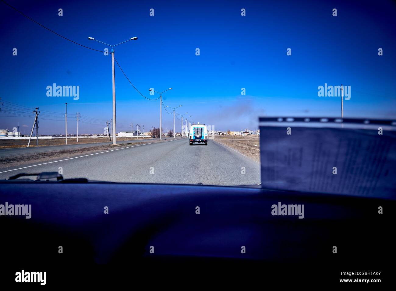 UST-KAMENOGORSK, KAZAKHSTAN - 11 APRILE 2020: Pattuglia della polizia auto pattugliando la strada - strano e insolito vista delle strade vuote - tutte le persone sono un Foto Stock