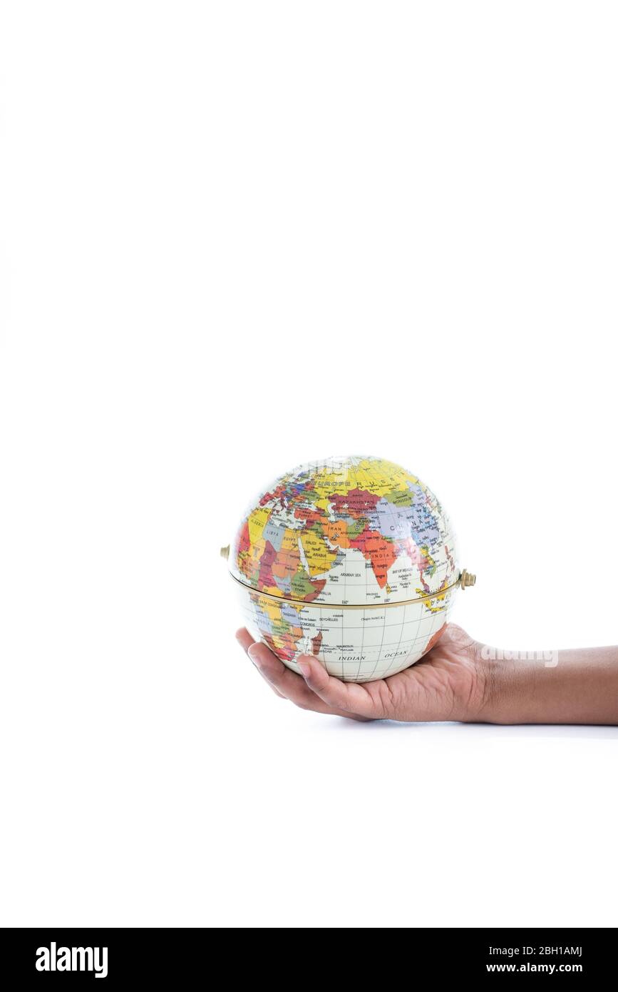 Globo a mano isolato su sfondo bianco Foto Stock