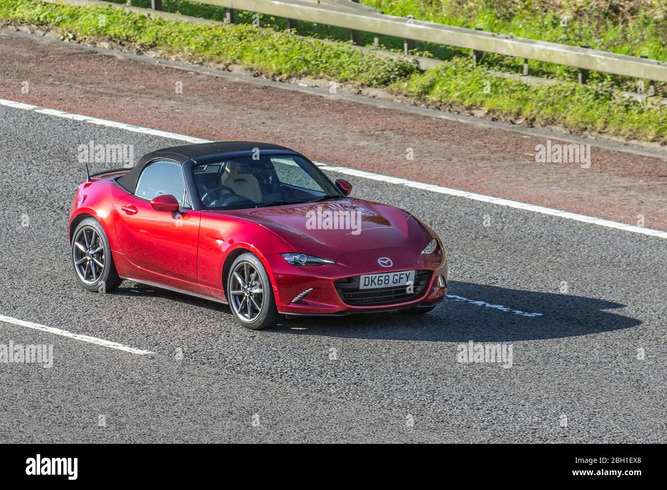 2018 Red Mazda MX-5 GT Sport NAV +; veicoli in movimento a traffico veicolare, veicoli in movimento su strade del Regno Unito, motori, veicoli sportivi in auto sull'autostrada M6, Regno Unito Foto Stock