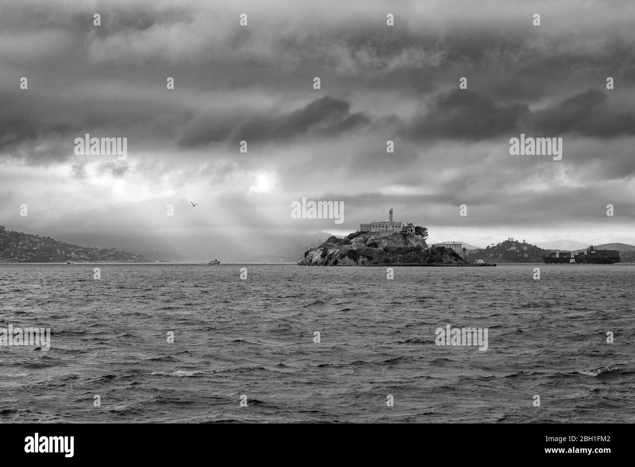 Prigione penitenziaria dell'isola di Alcatraz vista da una barca nella baia di San Francisco Foto Stock