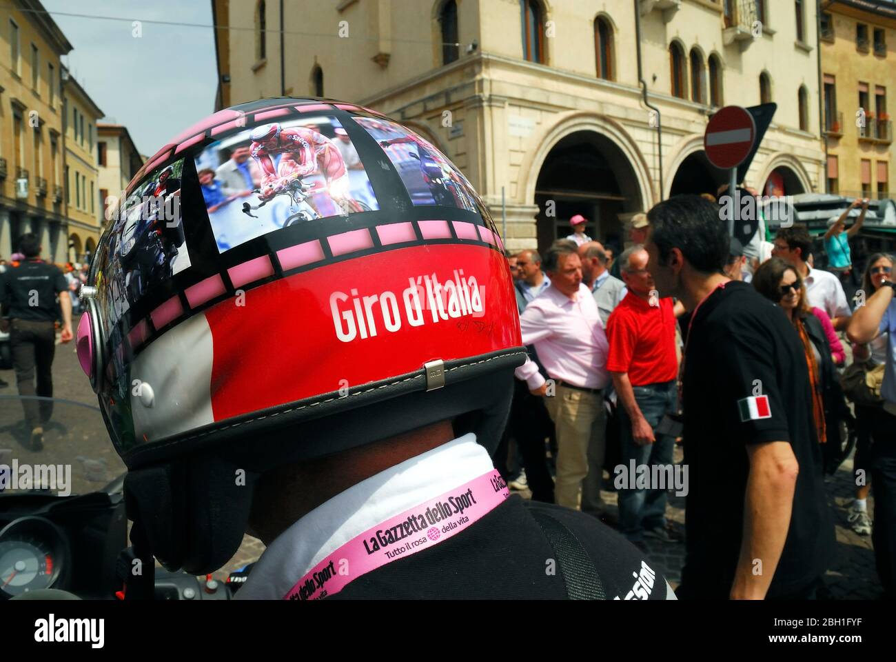 Padova, 12 maggio 2009. Centenario giro d' Italia. Un giornalista segue la gara con la moto. Sul suo casco sono presenti ritratti di Marco Pantani, Mario Cipollini e altri famosi ciclisti Foto Stock