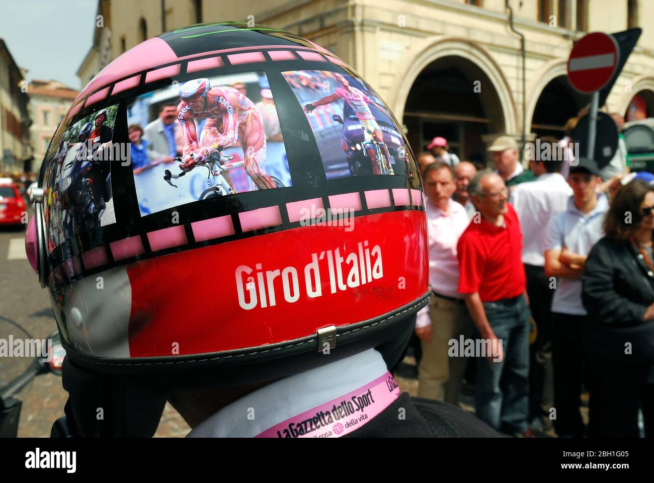 Padova, 12 maggio 2009. Centenario giro d' Italia. Un giornalista segue la gara con la moto. Sul suo casco sono presenti ritratti di Marco Pantani, Mario Cipollini e altri famosi ciclisti Foto Stock