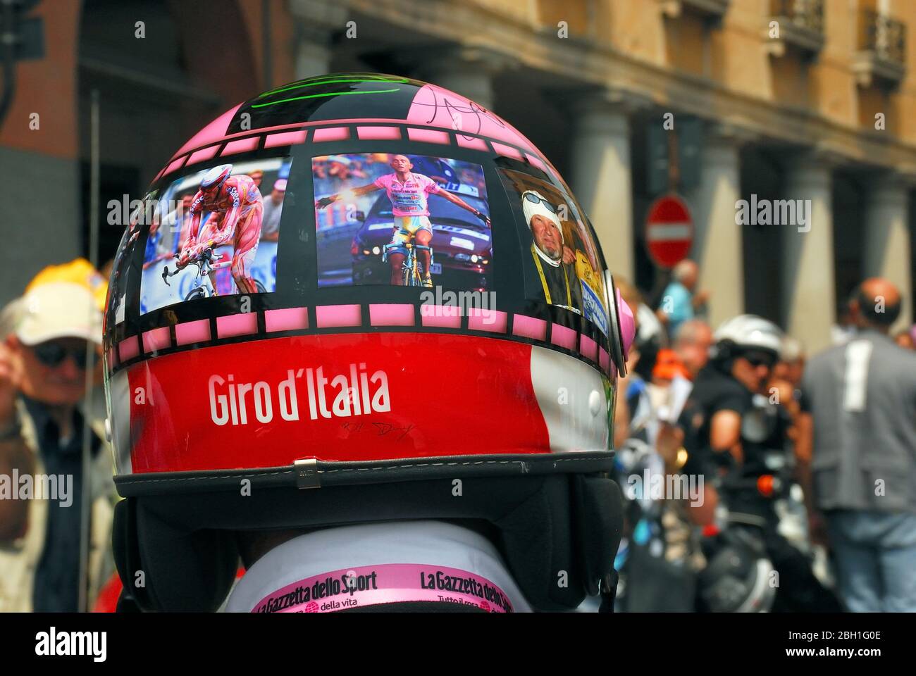 Padova, 12 maggio 2009. Centenario giro d' Italia. Un giornalista segue la gara con la moto. Sul suo casco sono presenti ritratti di Marco Pantani, Mario Cipollini e altri famosi ciclisti Foto Stock