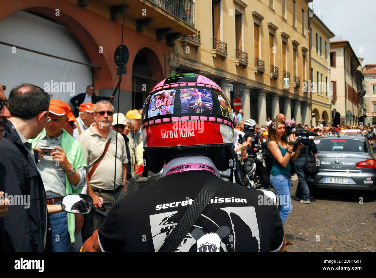 Padova, 12 maggio 2009. Centenario giro d' Italia. Un giornalista segue la gara con la moto. Sul suo casco sono presenti ritratti di Marco Pantani, Mario Cipollini e altri famosi ciclisti Foto Stock