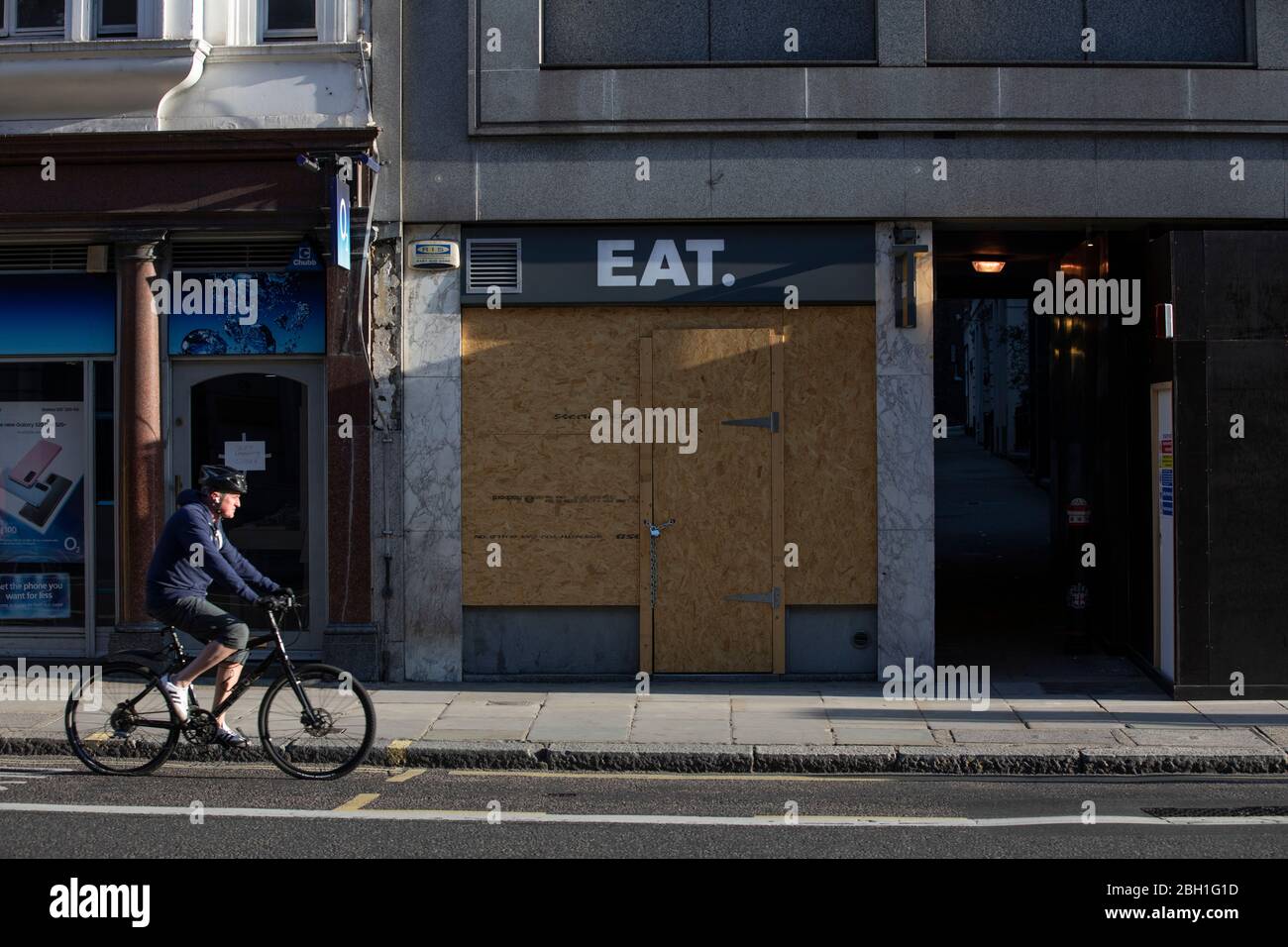 Londra, Regno Unito. 23 aprile 2020. Un pendolari soldato passa davanti a un locale di CAFFÈ e cibo a bordo di Fleet Street questa mattina nella City di Londra, poiché le misure di blocco devono essere alleggerite nelle prossime tre o quattro settimane in mezzo a coronavirus per la ripresa dell'economia. City of London Lockdown, England, United Kingdom 23 Aprile 2020 Credit: Jeff Gilbert/Alamy Live News Foto Stock