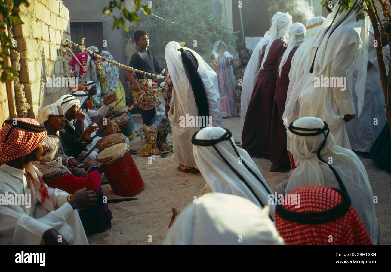 Qatar, discendenti di schiavi di Mombasa in una seance guaritrice che suona musica. Foto Stock