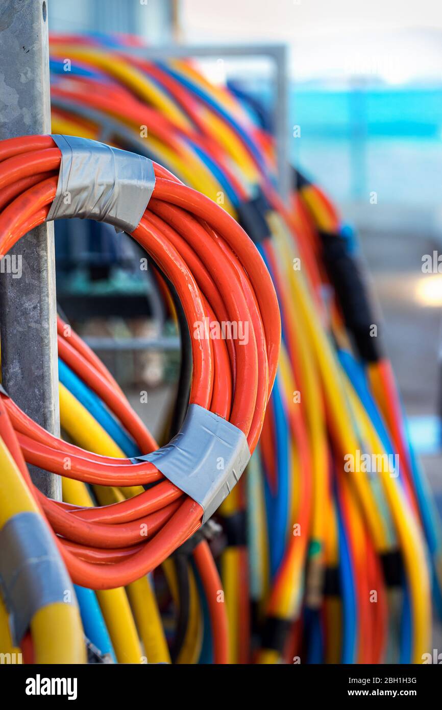 Cablaggio industriale multicolore, primo piano, esterno Foto Stock