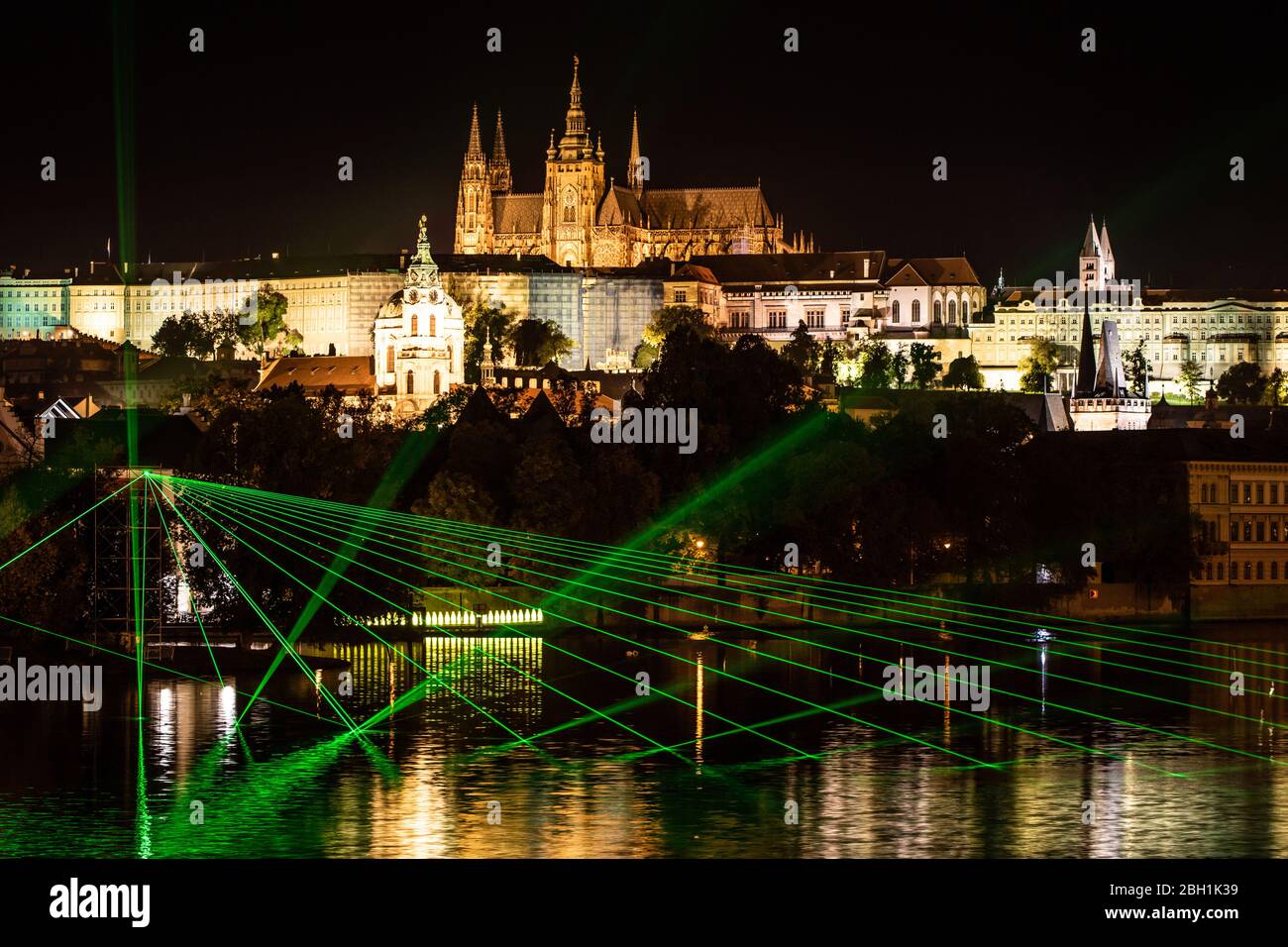 Castello di Praga con fiume Moldava di notte Foto Stock