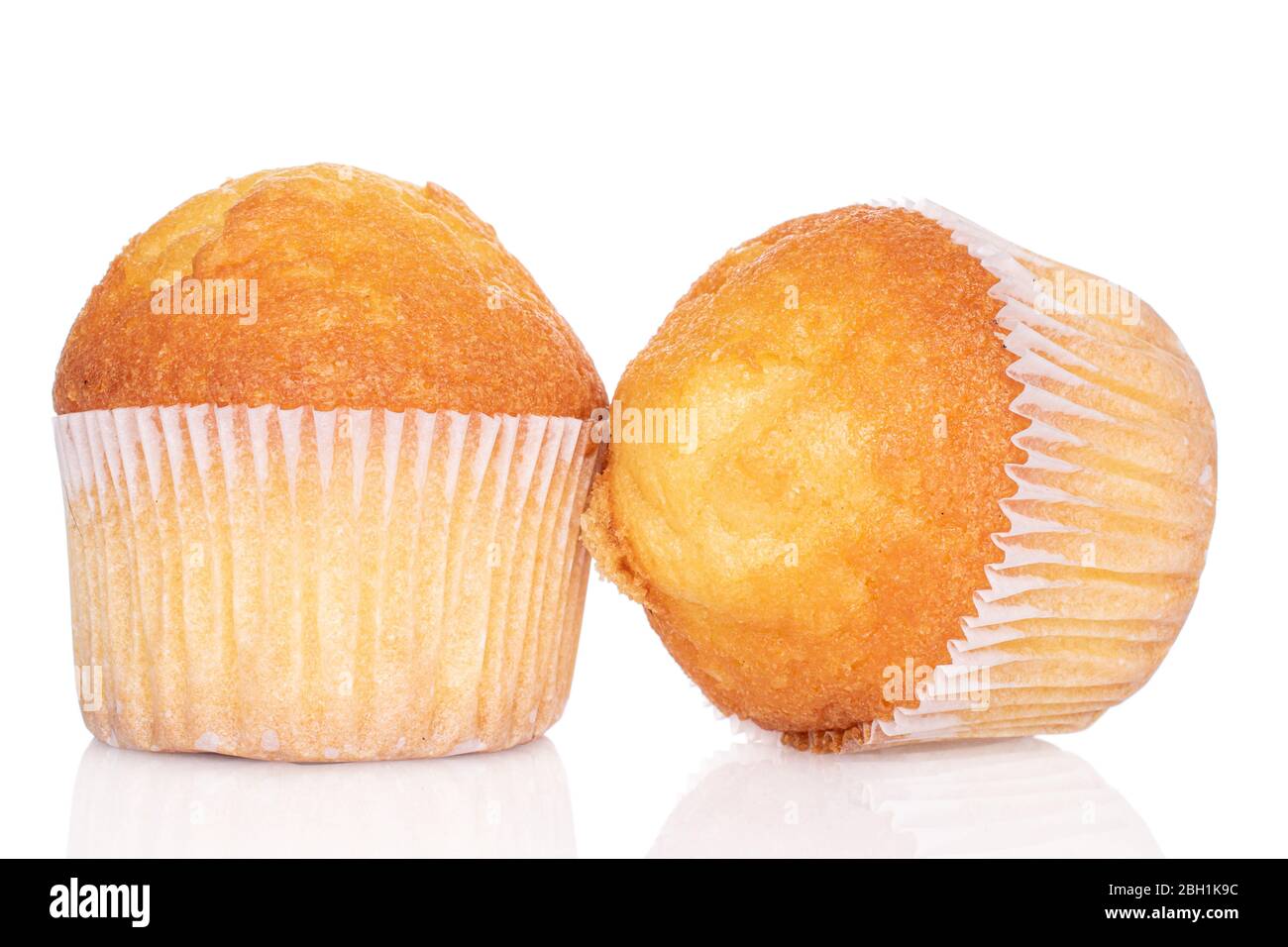 Gruppo di due piccoli muffin interi al forno, isolati su bianco Foto Stock