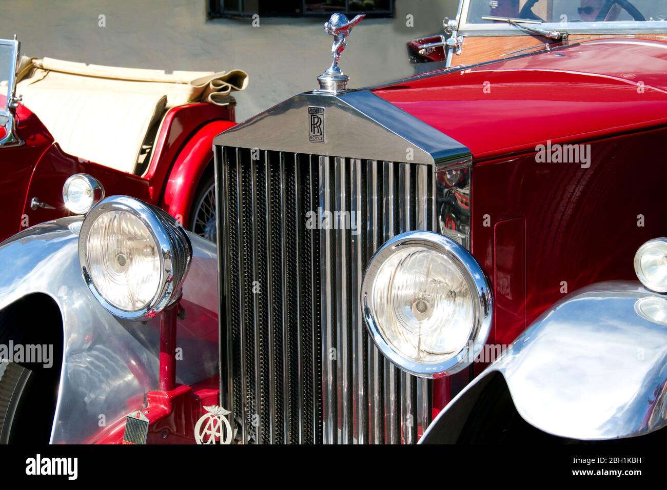 Vista frontale di una berlina vintage Rolls Royce con tetto aperto Foto Stock