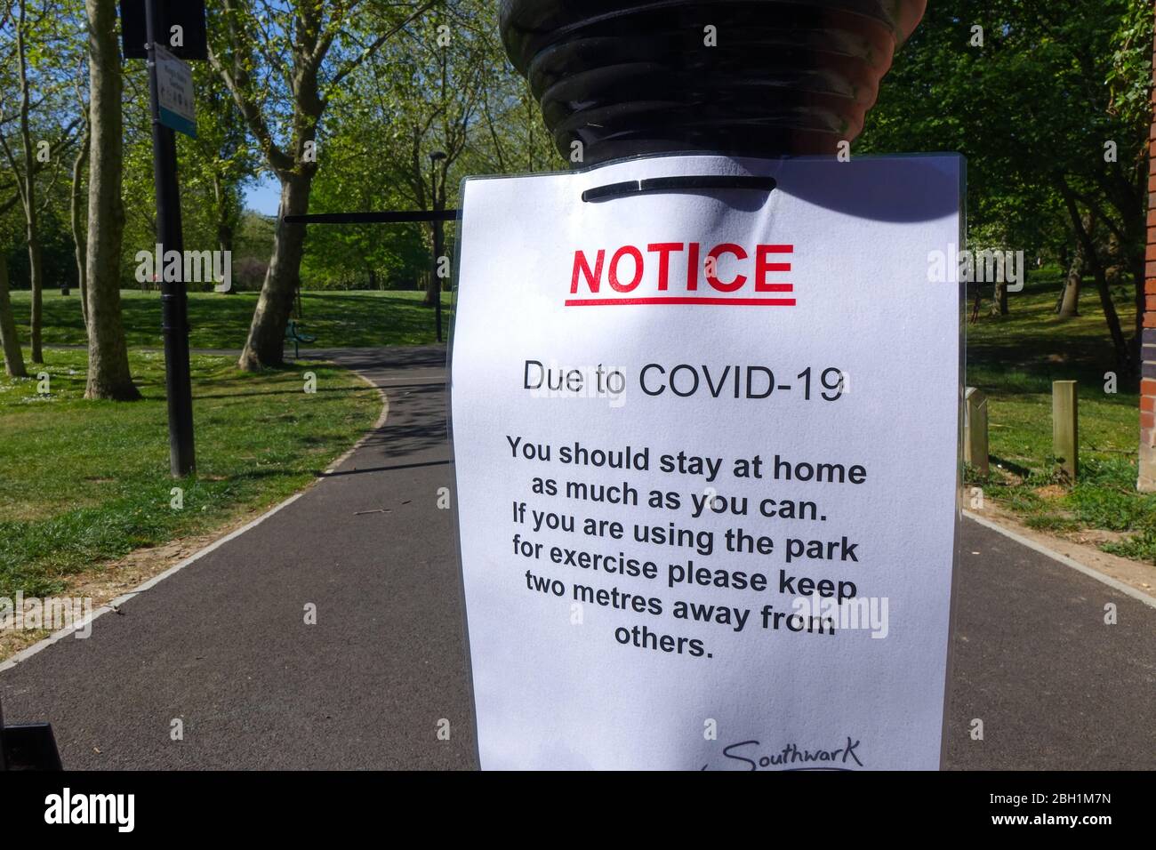 Avviso di allontanamento sociale e restrizioni di blocco a causa di Coronavirus in Empty King's Stairs Gardens a Rotherhithe, Southwark, Londra Foto Stock