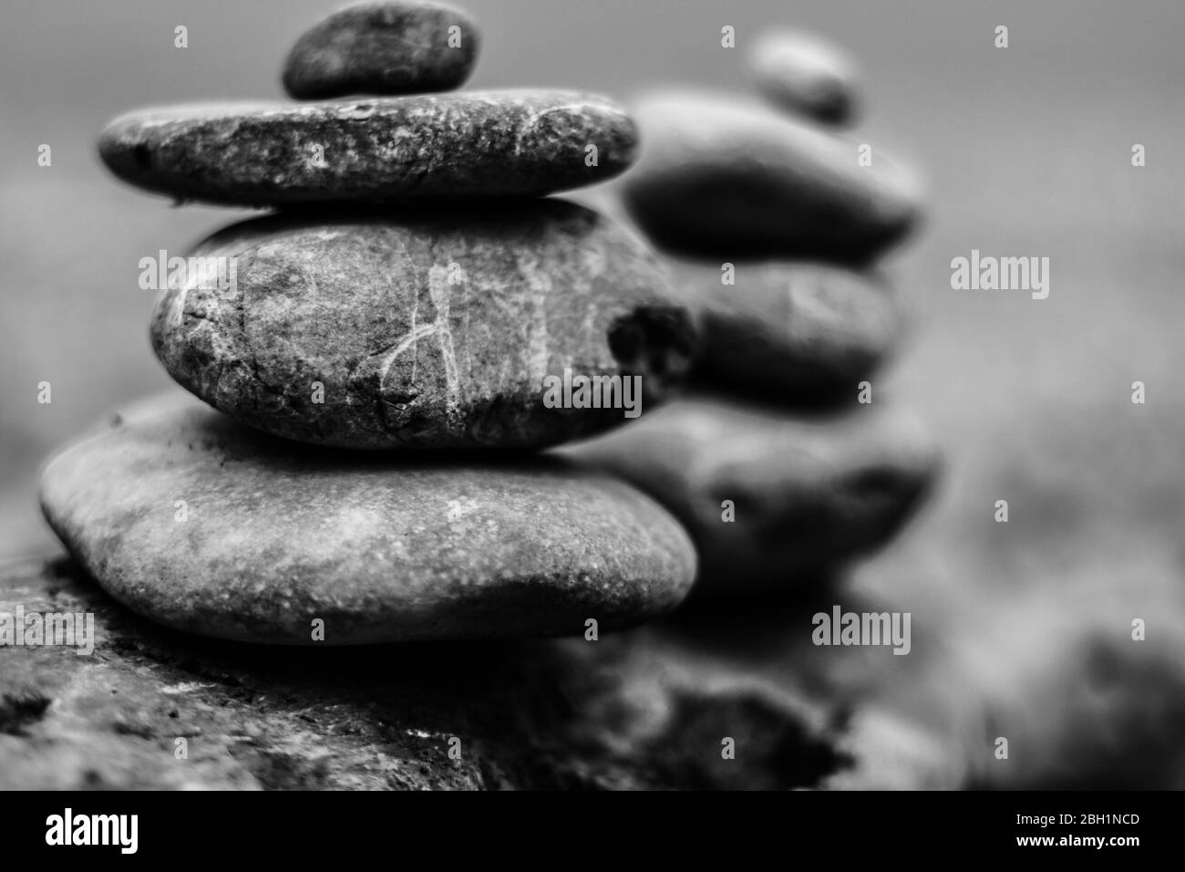 Pietra di equilibrio sulla costa del lago. Simbolo del relax Foto Stock