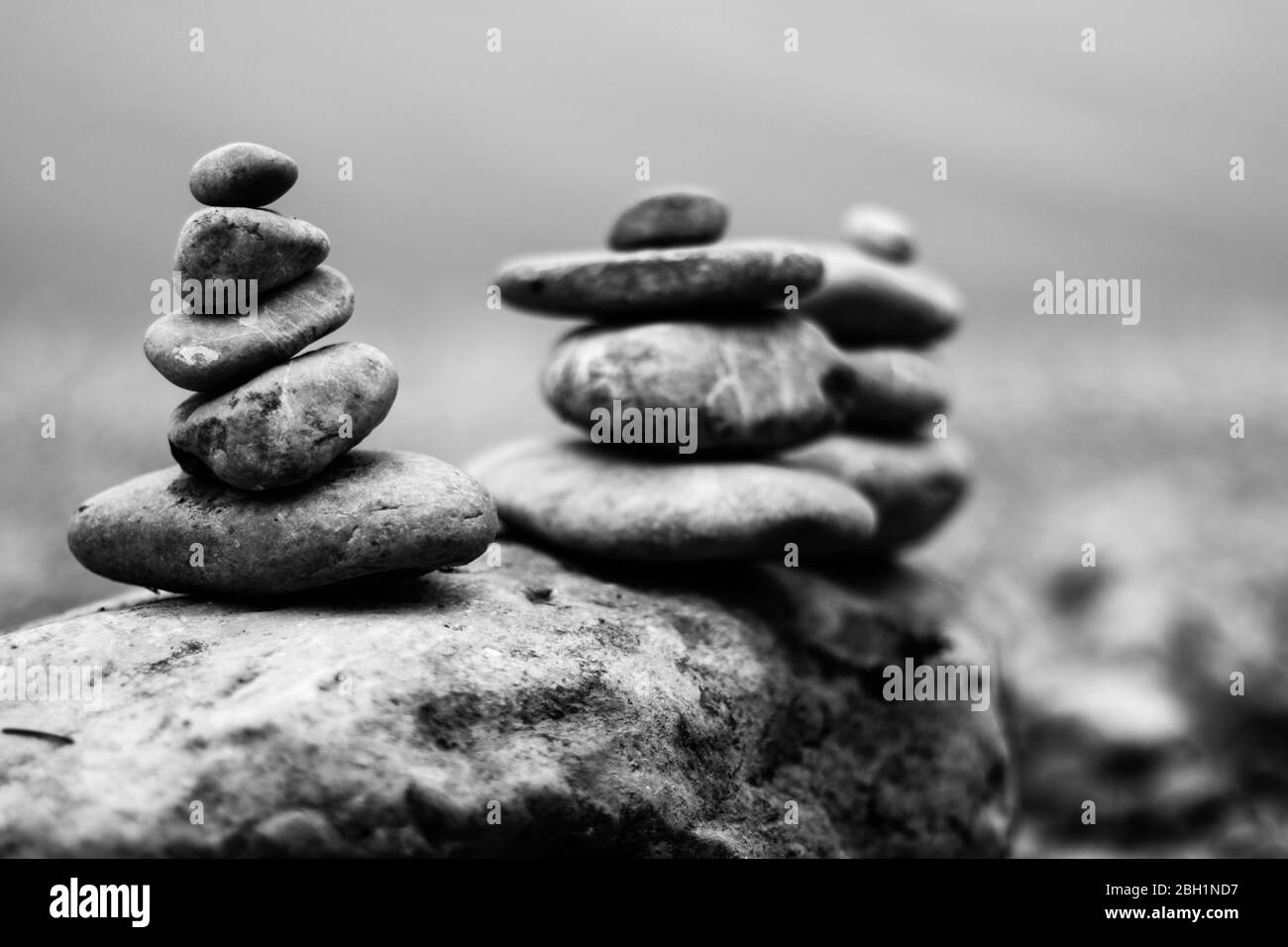 Pietra di equilibrio sulla costa del lago. Simbolo del relax Foto Stock