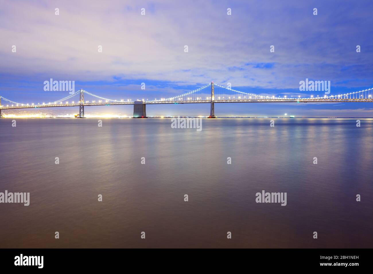 Vista del ponte illuminato della baia di san francisco-oakland di notte, San Francisco, California, Stati Uniti Foto Stock