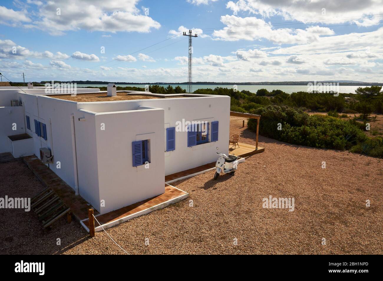 Appartamenti turistici Aviació in tradizionale architettura mediterranea di ibizan e laguna di Estany Pudent (la Savina, Formentera, Isole Baleari, Spagna) Foto Stock