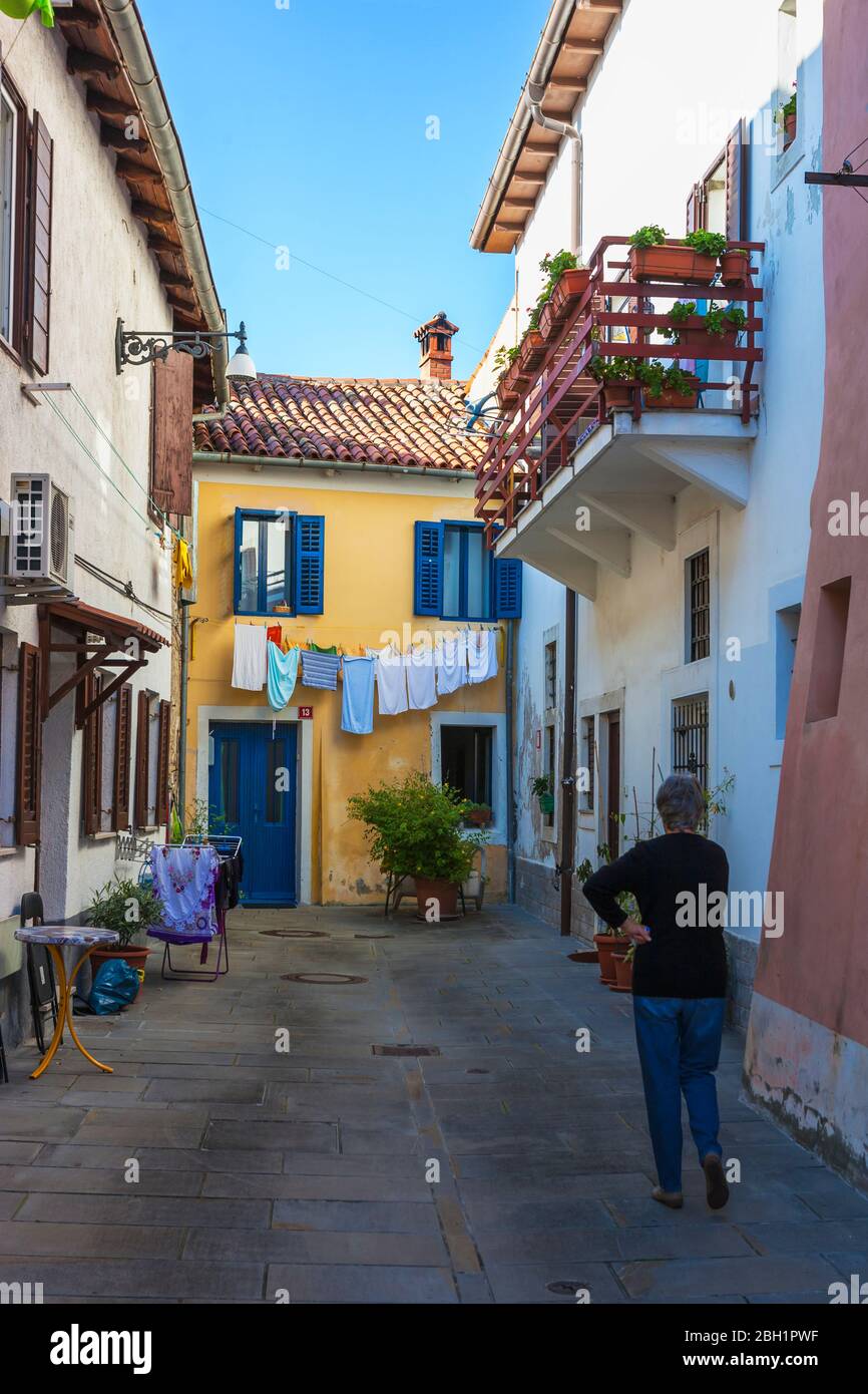 Un grazioso cortile interno tradizionale vicino a Staničev trg, Capodistria, Slovenia Foto Stock