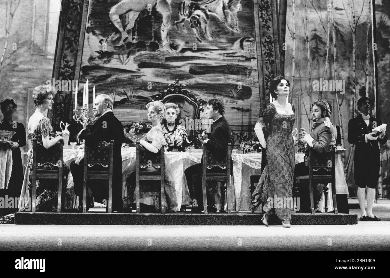 Davanti a sinistra: Maria Aitken (Contessa Charlotte Malcolm), Joss Ackland (Frederik Egerman) dietro al centro: Hermione Gingold (Madame Armfeldt) davanti a destra: Jean Simmons (Desiree Armfeldt) in UNA PICCOLA MUSICA NOTTURNA al Teatro Adelphi, Londra nel 1975 musica e testi: Stephen Sondheim libro: Hugh Wheeler Set design: Boris Aronson Florence Klotz Lighting: Tharon Musser coreografia: Patricia Birch regista: Harold Prince Foto Stock