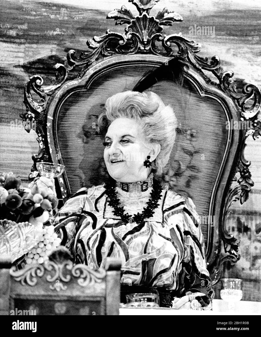 Hermione Gingold (Madame Armfeldt) in UNA PICCOLA MUSICA NOTTURNA al Teatro Adelphi, Londra nel 1975 musica e testi: Stephen Sondheim libro: Hugh Wheeler Set design: Boris Aronson costumi: Florence Klotz illuminazione: Tharon Musser coreografia: Patricia Birch regista: Harold Prince Foto Stock