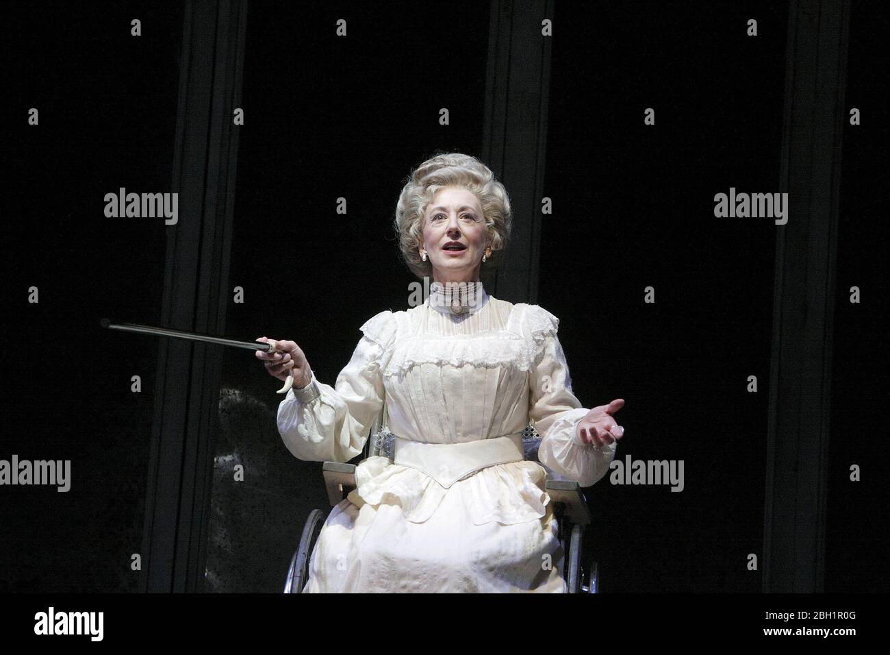 Maureen Lipman (Madame Armfeldt) in UNA PICCOLA MUSICA NOTTURNA al Garrick Theatre di Londra nel 2009 suggerita da un film di Ingmar Bergman musica & testi: Stephen Sondheim libro: Hugh Wheeler a Menier fabbrica di cioccolato progettazione di produzione: David Farley illuminazione: Hartley UN regista Kemp: Trevor Nunn Foto Stock