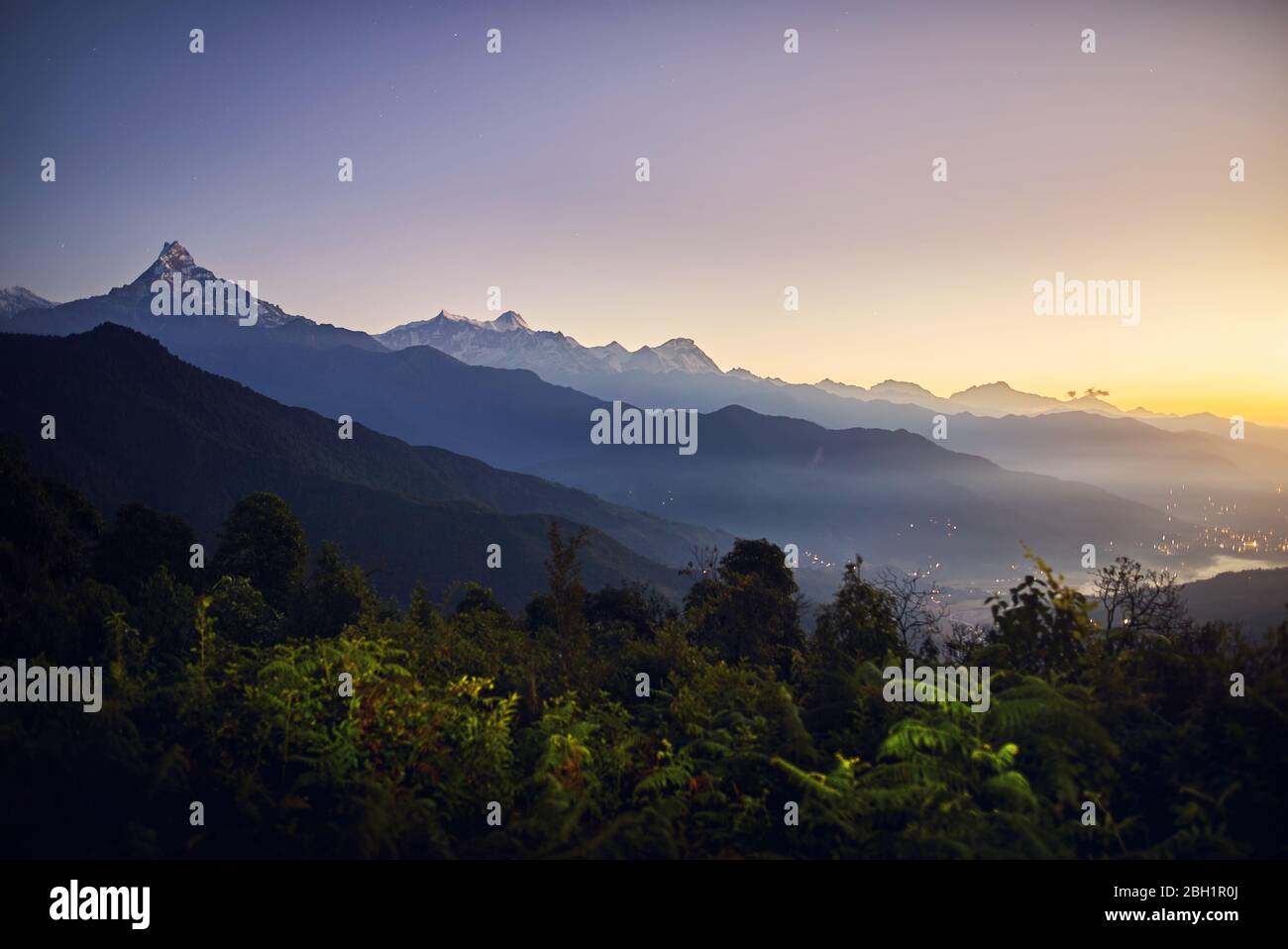 Lo splendido paesaggio di montagna dell Himalaya Annapurna Sud e Hinchuli presso sunrise, Nepal Foto Stock