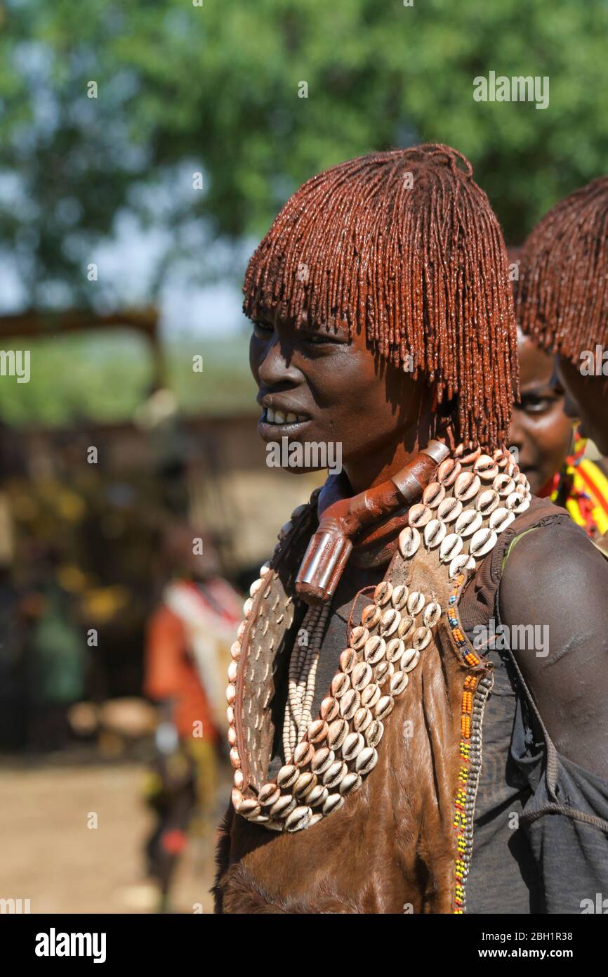 Ritratto di una signora di Hamer. I capelli sono ricoperti di fango ocra e grasso animale. Fotografato nella Valle del fiume Omo, Etiopia Foto Stock