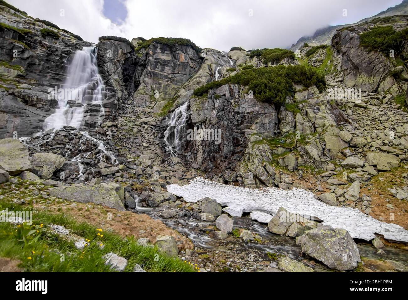 Cascata con in alta Tatra Montagne. Vacanze estive in natura Foto Stock