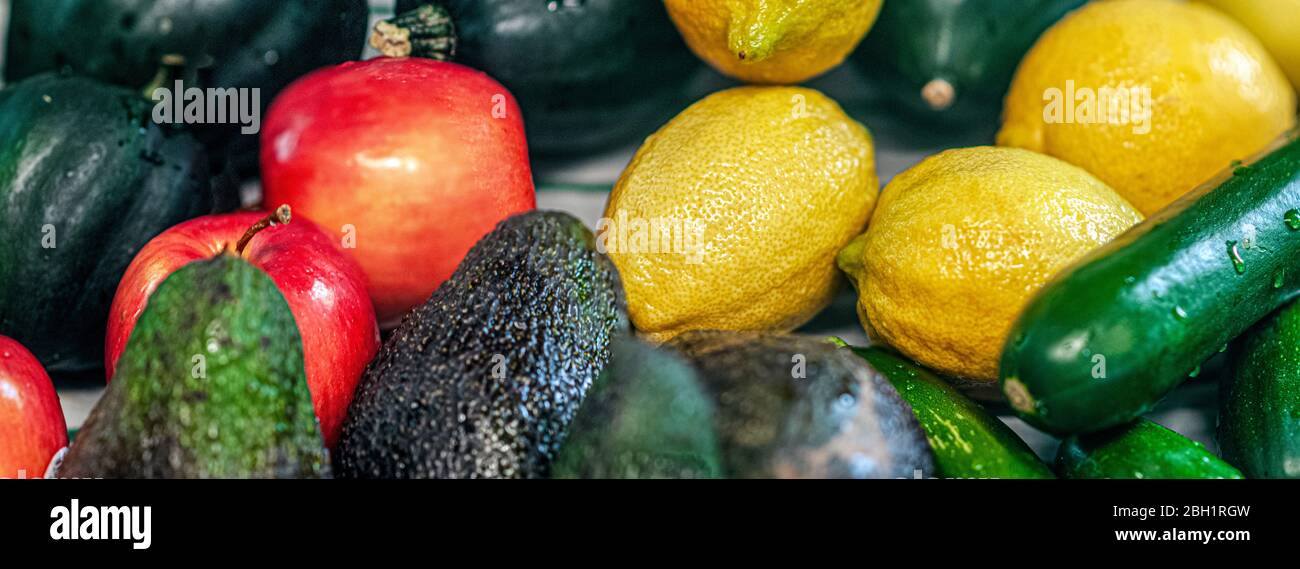 Frutta e verdura vengono lavate e disinfettate prima di entrare in casa. Questa pratica igienica è stata implementata in tutto il mondo per combattere il COVID-1 Foto Stock