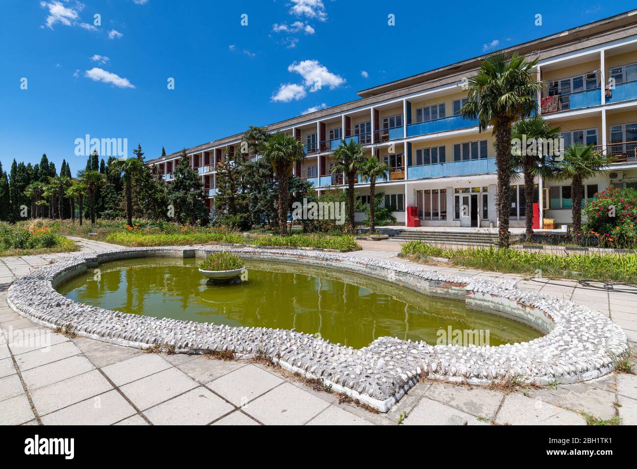 Un antico sanatorio abbandonato dai tempi sovietici nel villaggio di Foros, Crimea Foto Stock